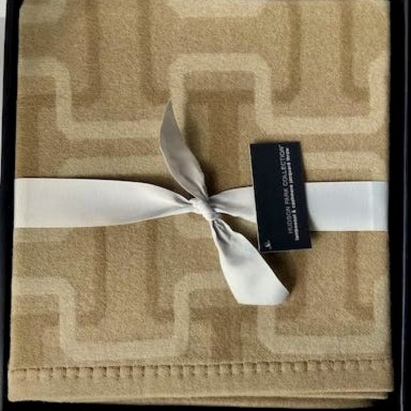 HUDSON Park Collection Lambswool/Cashmere Interlocking Jacquard Throw - Picture 1 of 5